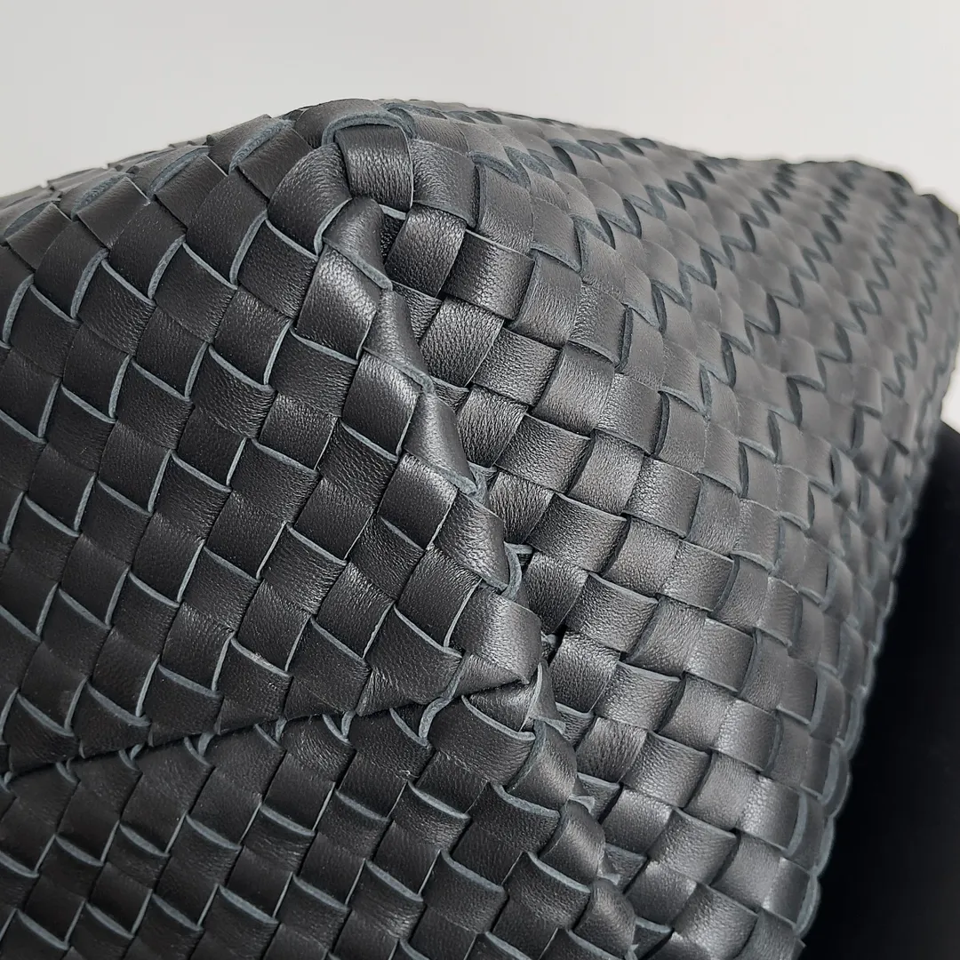 Batch 2860 Classic returns... (large size 51cm) • Cabat, born in 2001, is one of the most iconic styles of the Bottega Veneta workshop. The whole bag is made of top-grade imported lambskin. There is no exposed logo on the whole bag, but with the classic wide woven elements, you can tell who it belongs to at a glance! Can be carried on one shoulder, very practical! Style number: 608811 Size: 51*18*28
